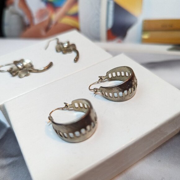 Lot Bundle of 2 Pairs of Earrings One Hoops and flower Pierced Post Cute Fun - Picture 4 of 9